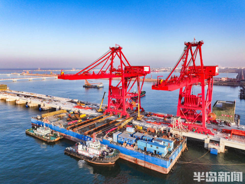 2臺(tái)卸船機(jī)成功上岸，青島港第二座40萬噸級(jí)礦石碼頭預(yù)計(jì)今年下半年投用
